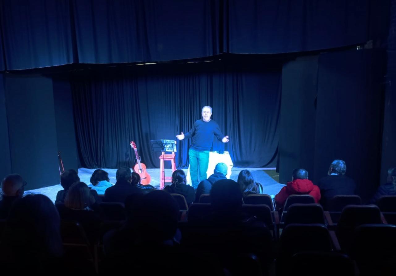 Con un unipersonal de Osvaldo Negri, ATICH inauguró su sala