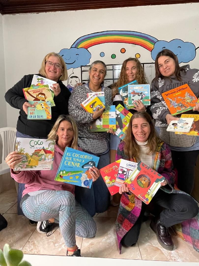 Entregaron material bibliográfico para los CAI y el Hogar del Niño