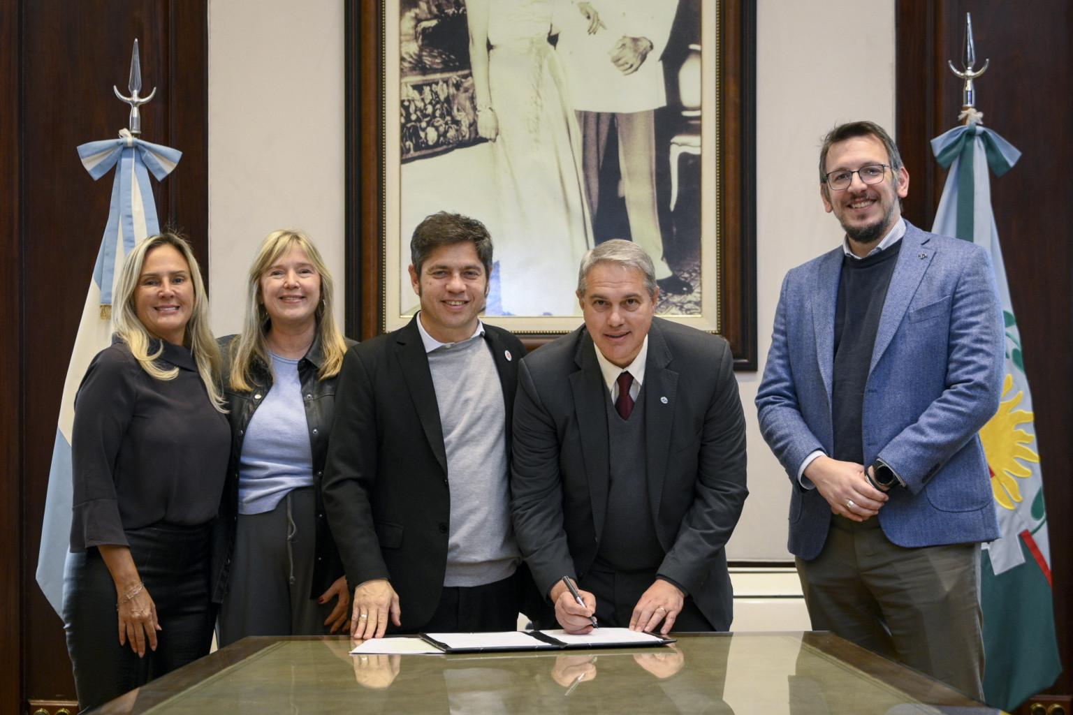 Darío Golía junto a Axel Kicillof firmaron convenios para compra de máquinas y quintas