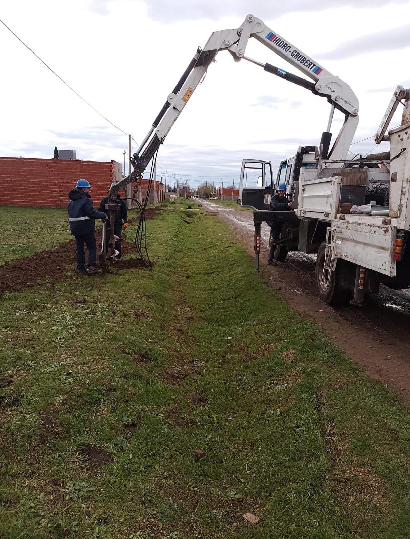 Avanza la colocación de luminarias LED en la periferia de Chacabuco