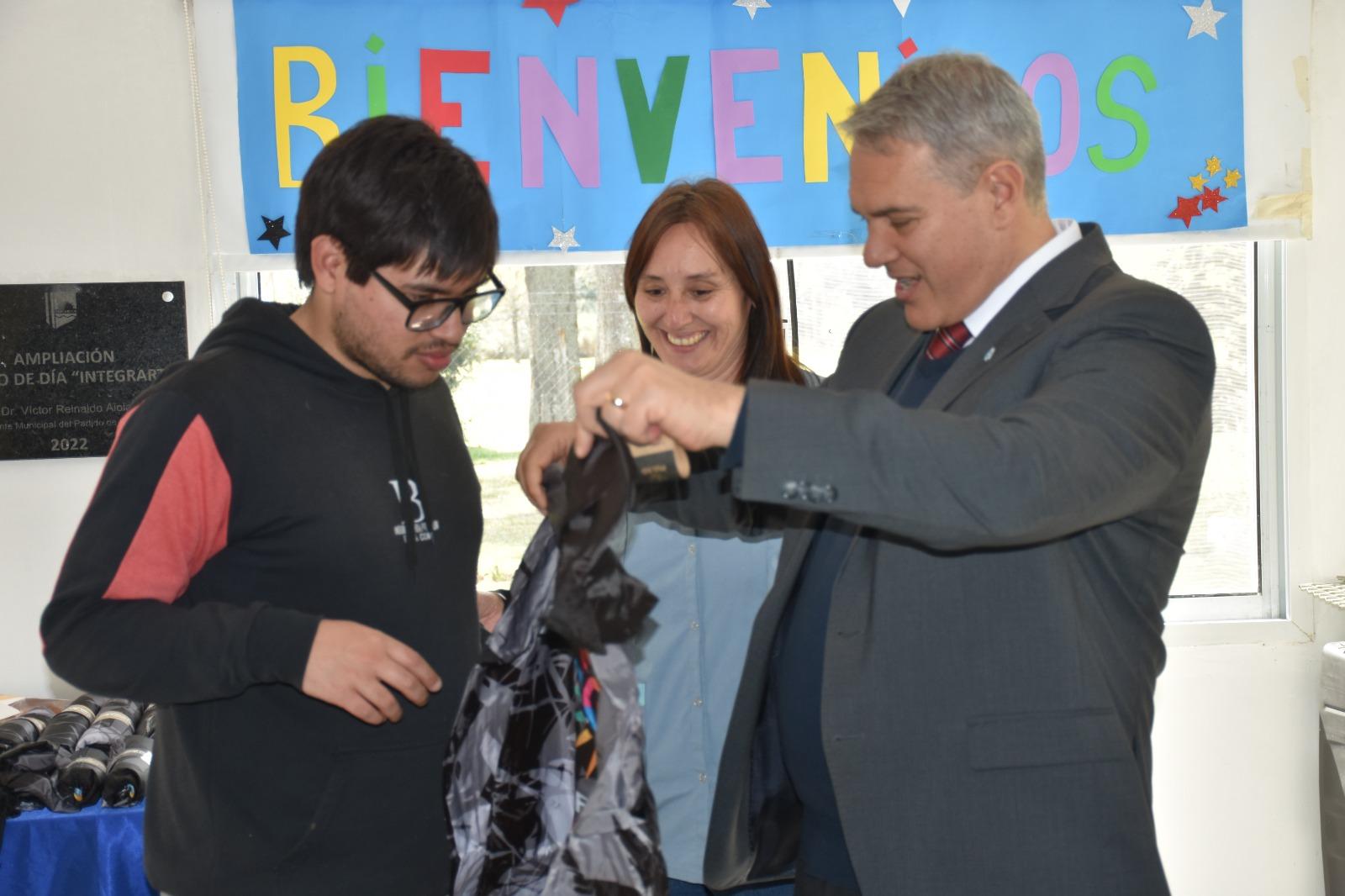 Golía entregó indumentaria al Centro de Dia