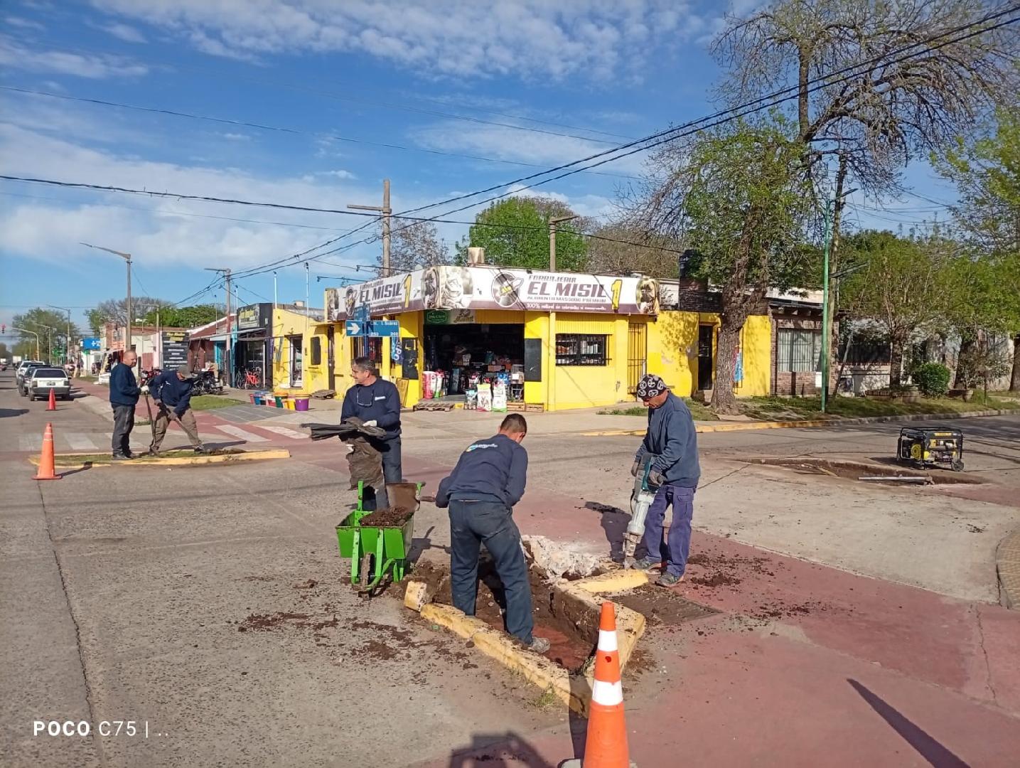 Retiran los canteros elevados en las esquinas de avenida Garay