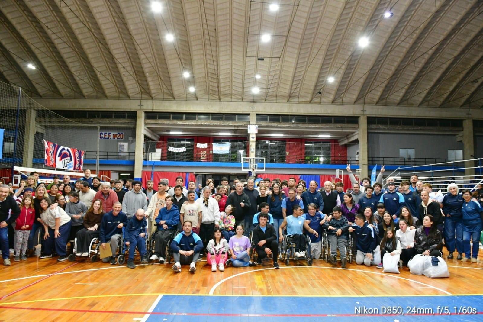 Entregaron la indumentaria a la delegación local