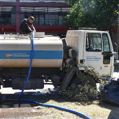 Inició la carga del camión regador con agua de piletas 