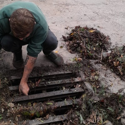 Servicios Públicos intensifica la limpieza de bocas de tormenta 